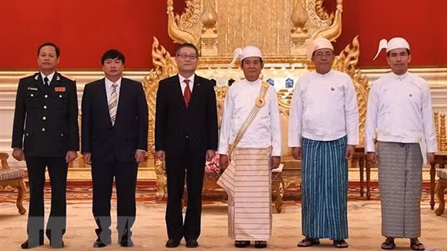 缅甸总统吴温敏与越南驻缅甸大使李国俊合影留念。（图片来源：越通社）