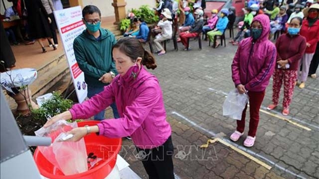 “自动取米机”助力少数民族同胞困难群众渡过难关。（图片来源：越通社）