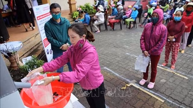 “自动取米机”助力少数民族同胞困难群众渡过难关。（图片来源：越通社）