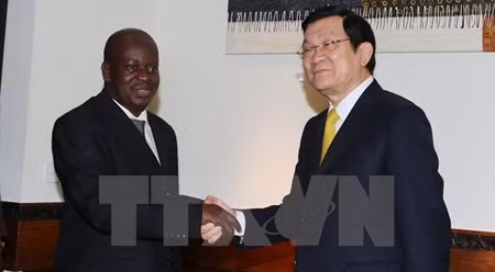 张晋创主席和坦桑尼亚国民议会议长乔布•恩杜加伊。（图片来源：越通社）