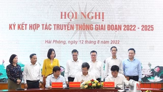 越南海防市人民委员会与《人民报》社和越南通讯社2022-2025年传媒合作协议签字仪式。