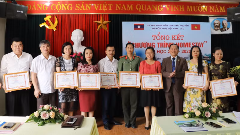 太原省越老友好协会向在寄宿家庭计划中取得显著成绩的10个集体和23名个人颁发奖状。