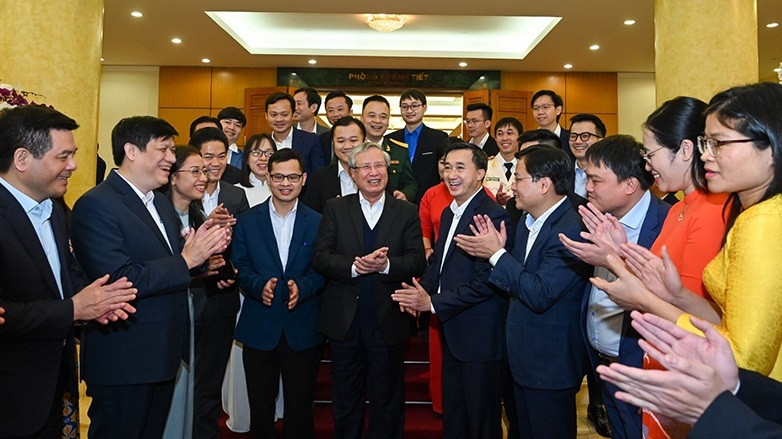 陈国旺同志会见20名模范医生。（图片来源：人民报网）
