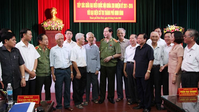 陈大光部长与选民亲切交流。 (Photo: 图片来源：人民公安报网)