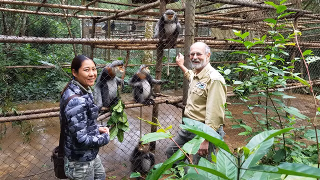 蒂洛•纳德勒先生和秋贤以及他们所救助的叶猴。耀玉 摄