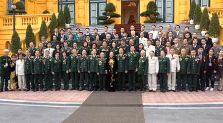 阮氏缘副主席和胡志明小道 — 长山老战士协会代表团合影。（图片来源：VOV）