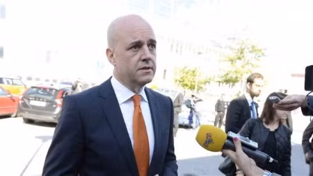 瑞典首相赖因费尔特宣布辞职，并表示也将辞去温和联合党党魁一职。