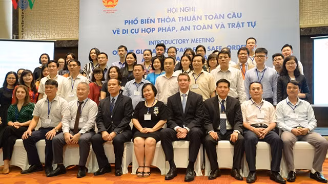 与会代表合影。（图片来源：VOV)