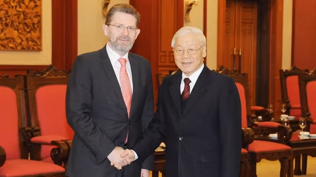 越共中央总书记、国家主席阮富仲会见澳大利亚参议院议长斯科特•瑞安。（图片来源：陈海 摄）
