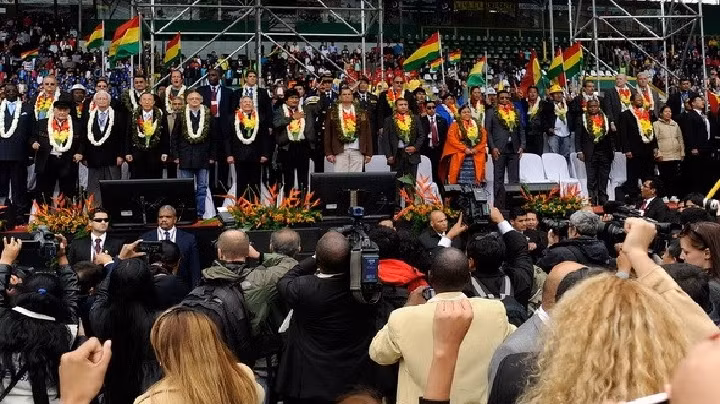 出席纪念77国集团成立50周年峰会的各国代表。（图片来源：越南与世界报）