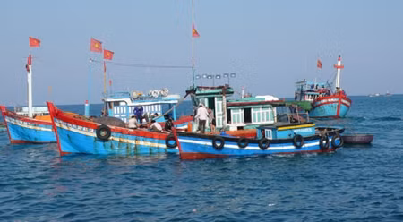 附图：越南渔民的渔船。