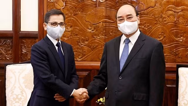越南国家主席阮春福会见印度驻越大使普拉奈·维尔马。