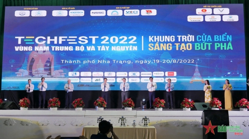 各位代表出席开幕式。（图片来源：人民军队报）