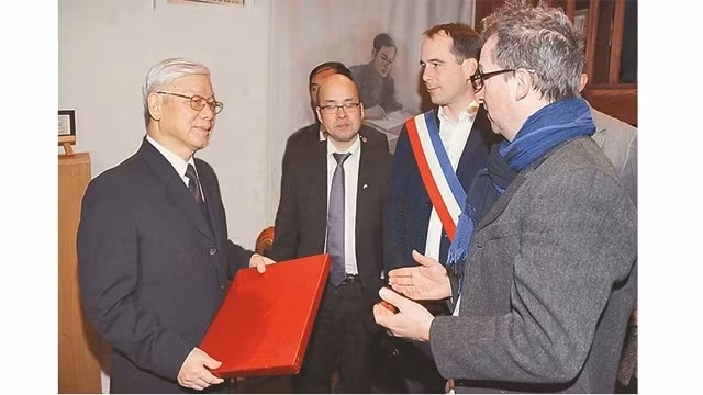 阮富仲总书记参观胡志明空间。（图片来源：越通社）