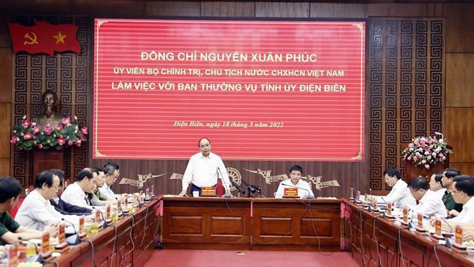 国家主席阮春福与奠边省领导举行工作会议。