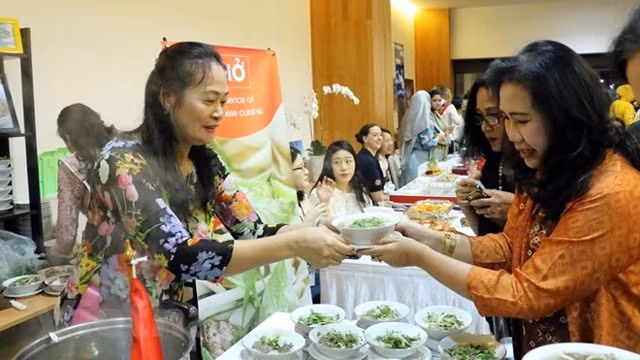 越南河粉在美食节上颇受欢迎。（图片来源：越通社）