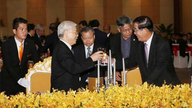 柬埔寨人民党主席洪森设宴欢迎阮富仲总书记。（图片来源：VOV)
