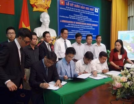 双方代表签署合作备忘录。