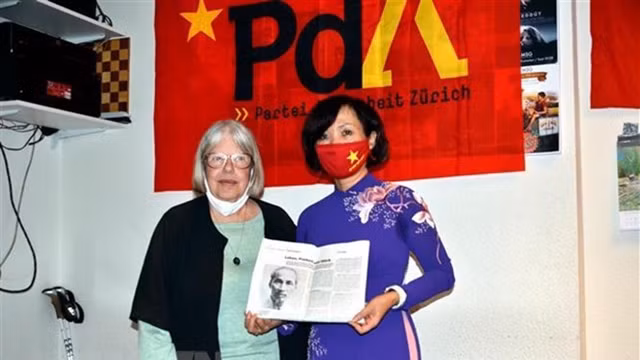 越南驻瑞士大使黎玲兰（右）与瑞士越南友好协会主席安尤斯卡·韦尔合影。（图片来源：越通社）