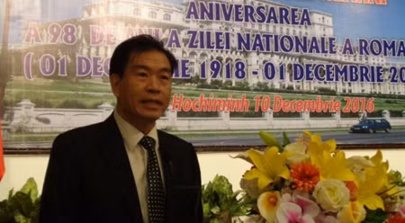 越南与罗马尼亚友好协会胡志明市分会主席阮士胜在纪念典礼上发表讲话。