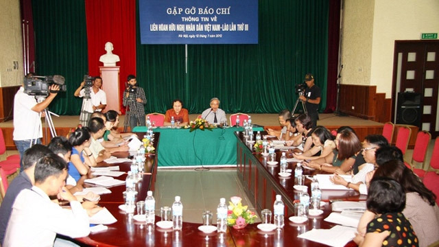 有关第三届越老人民友谊联欢会的记者吹风会。 (Photo: 图:越南友谊组织联合会网站)