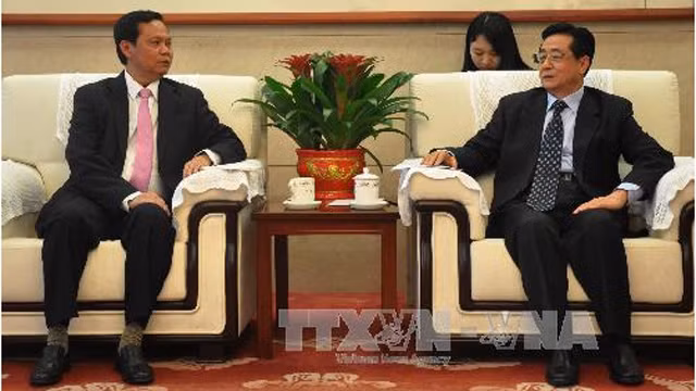 越共中央委员、政府监察总署总监察长黄峰筝与中国监察部部长黄树贤。 (Photo: 图片来源：越通社)