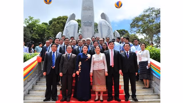 阮氏金银主席与巴妮•雅陶都主席出席越老革命历史遗迹区落成典礼。