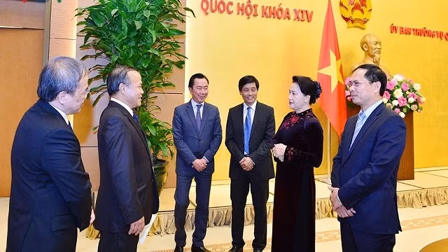 国会主席阮氏金银同越南驻外代表机构首席代表交谈。