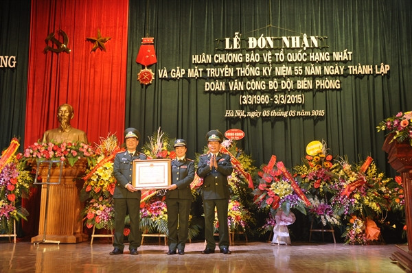 越南边防部队政治局荣获一级祖国捍卫勋章。（图片来源：边防报网）