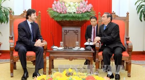 黎鸿英同志会见墨西哥革命制度党国际事务部部长哈维尔·维加。