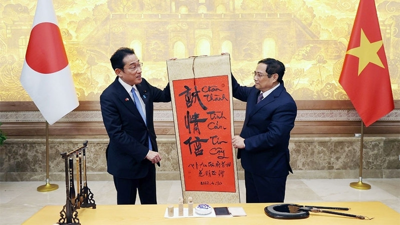 范明正总理向岸田文雄首相赠送书法作品。（图片来源：人民军队报）