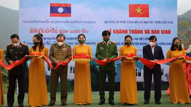 越南公安部向老挝公安部移交第一个村公安派出所办公室。
