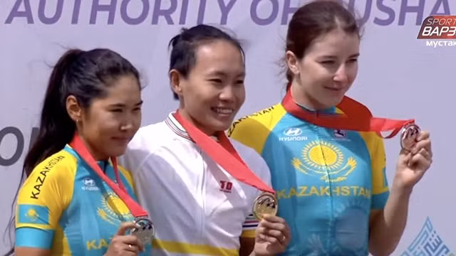 阮氏实（中）摘得亚洲自行车锦标赛金牌。