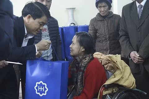 河内市人民委员会阮德钟向太河堂区教徒赠送礼物。（图片来源：首都安全报）