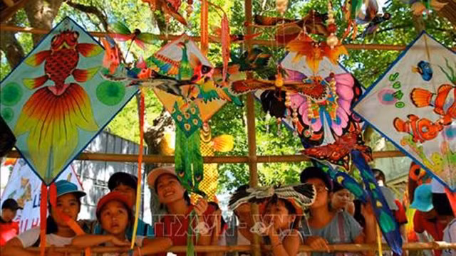 少儿对风筝特别感兴趣。