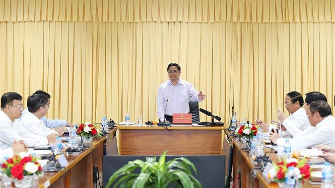 越南政府总理范明正走访越南电力集团2号发电总公司并与公司领导举行工作座谈。（图片来源：越通社）