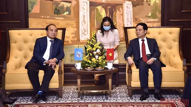 阮孟雄部长会见国际电信联盟秘书长赵厚麟。