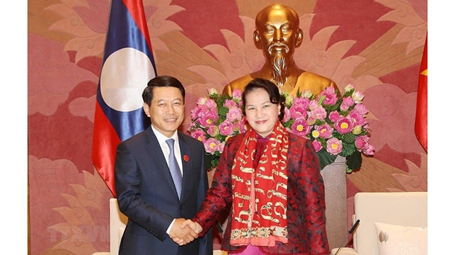 越南国会主席阮氏金银会见老挝外交部长沙伦赛·贡玛西。（图片来源：国际报）