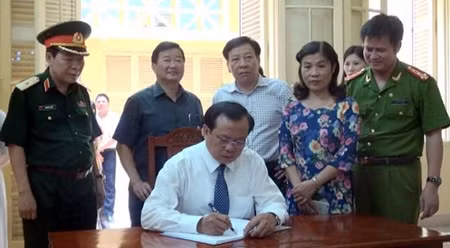 越南河内市委书记范光毅探访横街48号革命历史遗迹。（图片来源：首都年轻人报） 