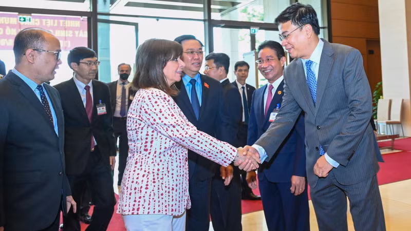 希腊总统卡特里娜·萨克拉罗普卢和与会越南代表。