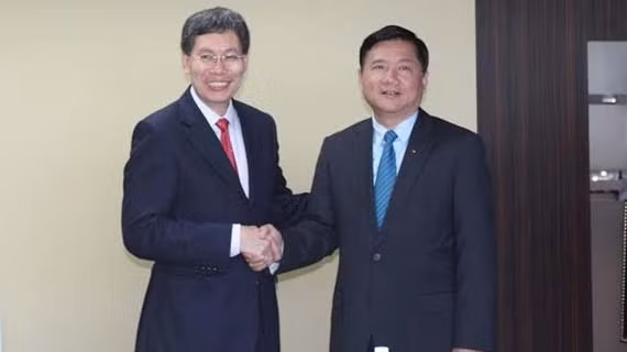 越南交通运输部部长丁罗升同新加坡交通部长吕德耀。（图片来源：越通社）
