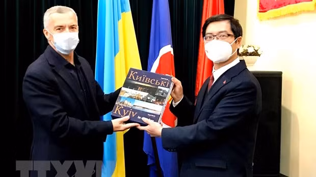越南驻乌克兰大使阮宏石与乌越友好协会主席欧雷克善·斯辣帕克。（图片来源：越通社）