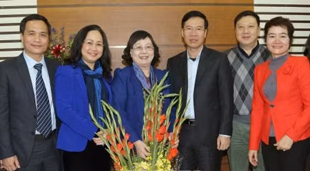 中央宣教部部长武文赏看望人民艺术家周翠琼。