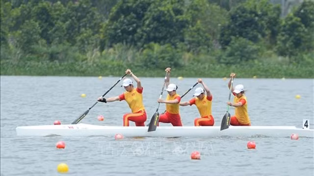 越南组合张氏芳、阮氏香、页氏香、阮氏雪以10秒的差距战胜印尼队夺得金牌。（图片来源：越通社）