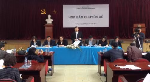 国家证券委员会主席武鹏在新闻发布会发表讲话。