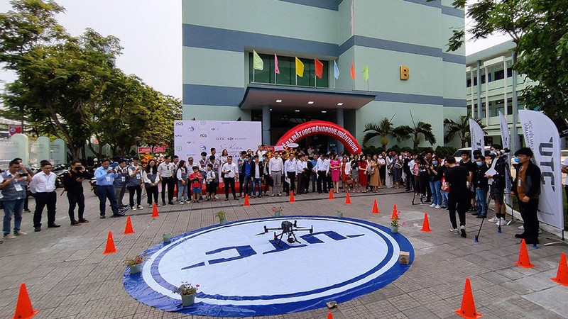 中部无无人驾驶飞机学院成立仪式吸引众多人的关注。（图片来源：人民报网）
