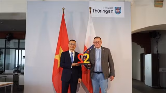 武光明大使与图林根州州长拉莫洛夫。（图片来源：越通社）