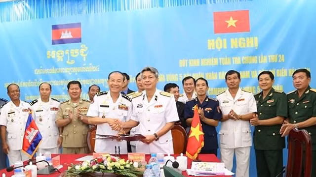 双方共同签署越柬第49次和第50次联合巡逻计划。