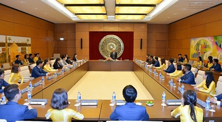 汪周刘副主席会见参加东南亚与日本青年船计划的越南青年代表团。（图片来源：国会网站）