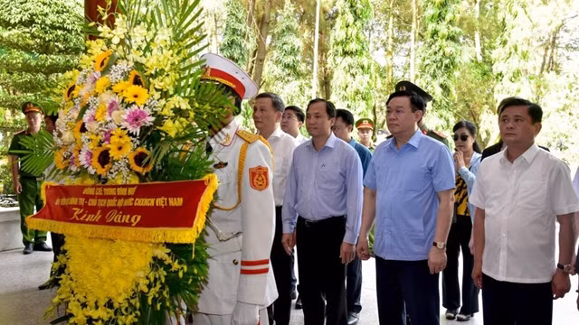 国会主席王廷惠在同禄三岔路口历史遗迹区敬香。